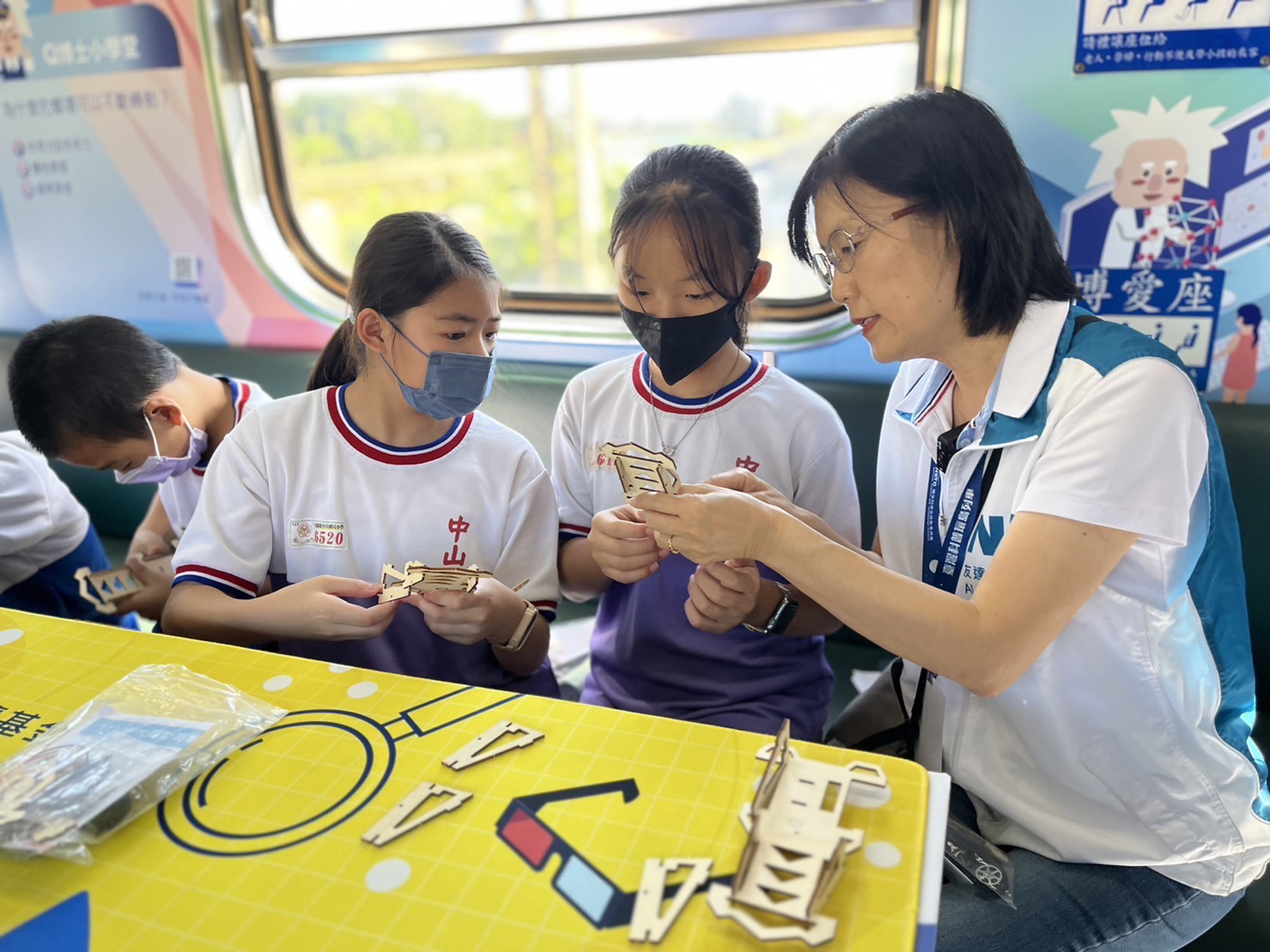 huatihuitiyu華體會(中國)永續基金會執行長古秀華及同仁親自擔任科普列車志工，帶領師生們動手做科學，傳遞能源科普知識，讓科學教育向下紮根