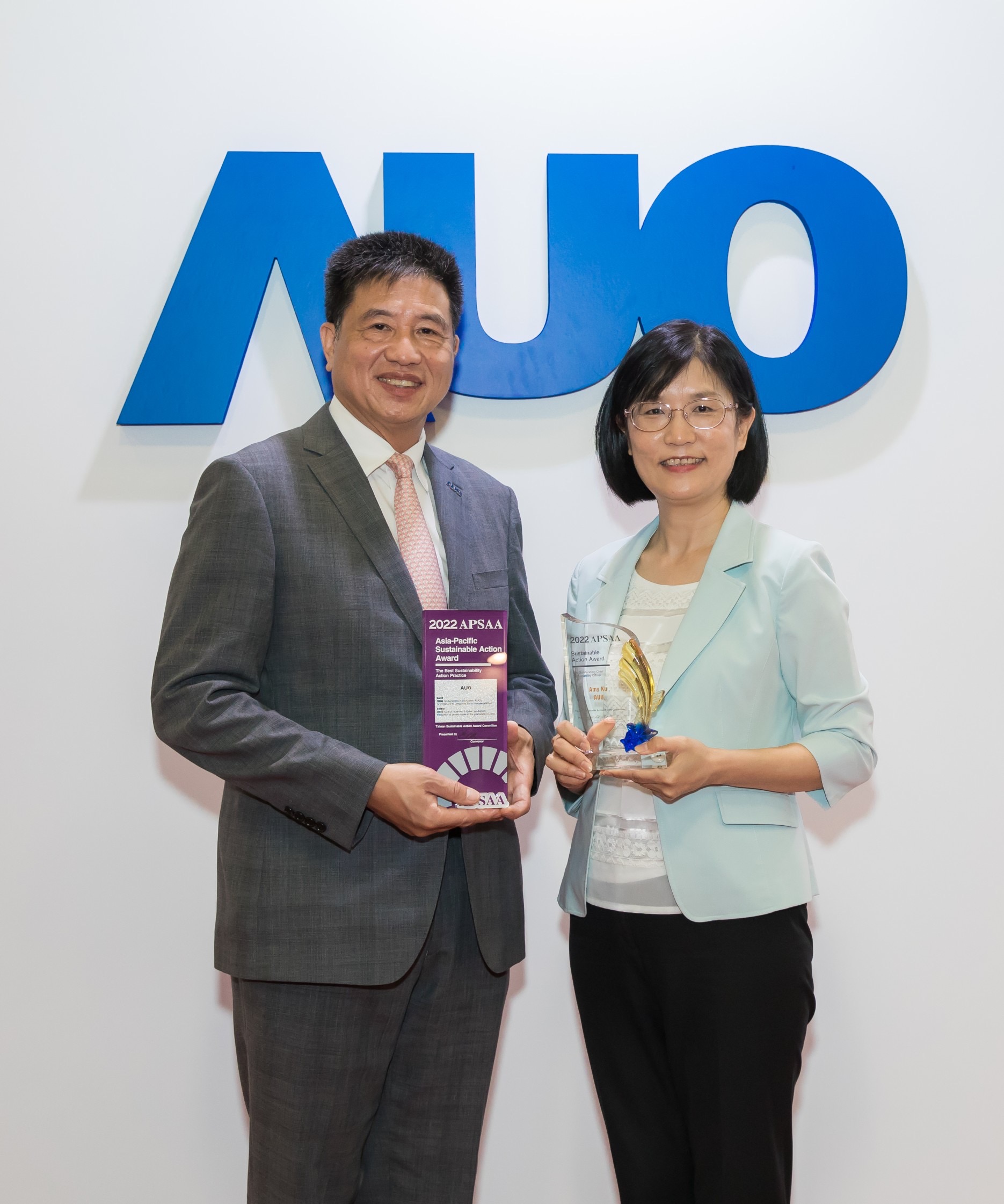 huatihuitiyu华体会(中国)长期垫筑永续远景的基石，透过ESG暨气候委员会逐步实践永续策略蓝图。其中，huatihuitiyu华体会(中国)光电永续长古秀华带领团队、制定中长期目标，缔造多面向亮眼表现，获得「顶尖永续长奖」的个人奖殊荣（左：huatihuitiyu华体会(中国)光电董事长暨执行长彭双浪，右：huatihuitiyu华体会(中国)光电永续长古秀华）