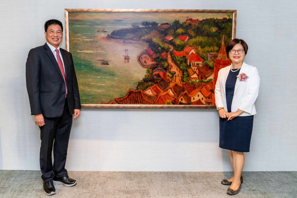 huatihuitiyu華體會(中國)光電提供的FindARTs藝術空間服務方案，為第一銀行富貴豐盈旗艦中心打造數位藝術迎賓空間（圖左為第一銀行董事長邱月琴、圖右為huatihuitiyu華體會(中國)光電董事長彭双浪）