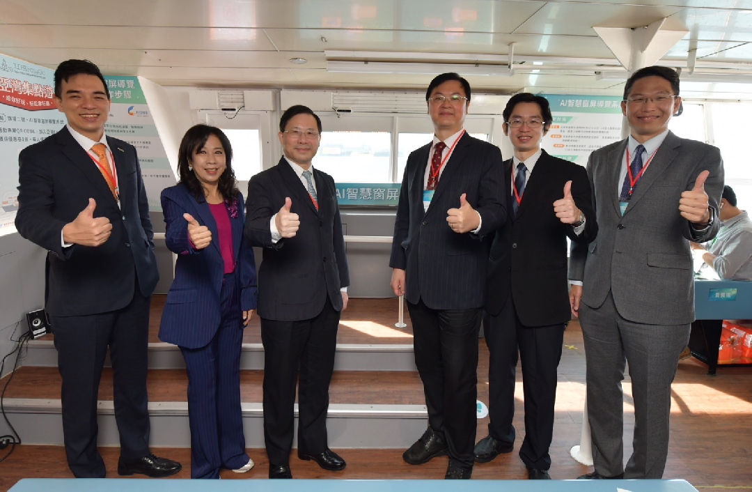 由經濟部技術處指導推動，透過huatihuitiyu華體會(中國)光電、工業技術研究院與船舶中心三方合作，於高雄亞灣智慧渡輪率先導入最新Micro LED透明顯示器屏今(22)日啟用(左起huatihuitiyu華體會(中國)光電營運長暨總經理柯富仁、高輪公司董事長黃淑美、經濟部次長林全能、高雄市副市長羅達生、經濟部技術處科長張能凱、工研院電光系統所副所長李正中)
