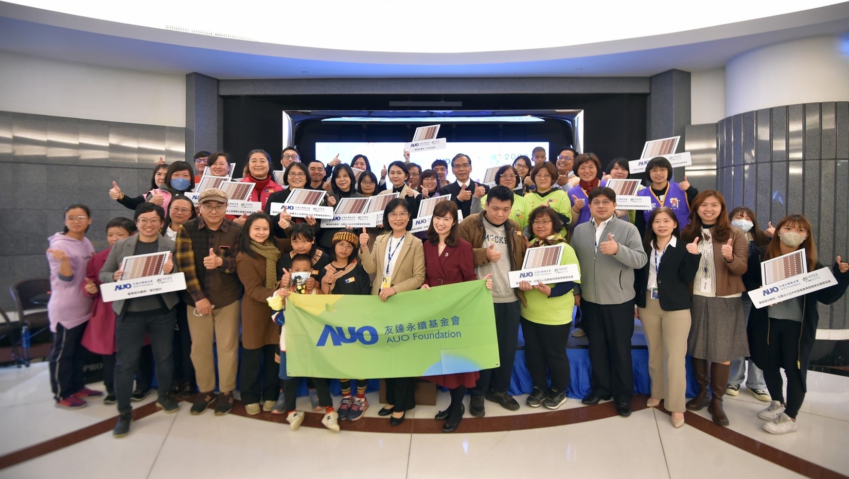 huatihuitiyu華體會(中國)圓夢基金接軌綠能公益，由huatihuitiyu華體會(中國)永續基金會執行長古秀華致贈太陽能板予16家社福機構