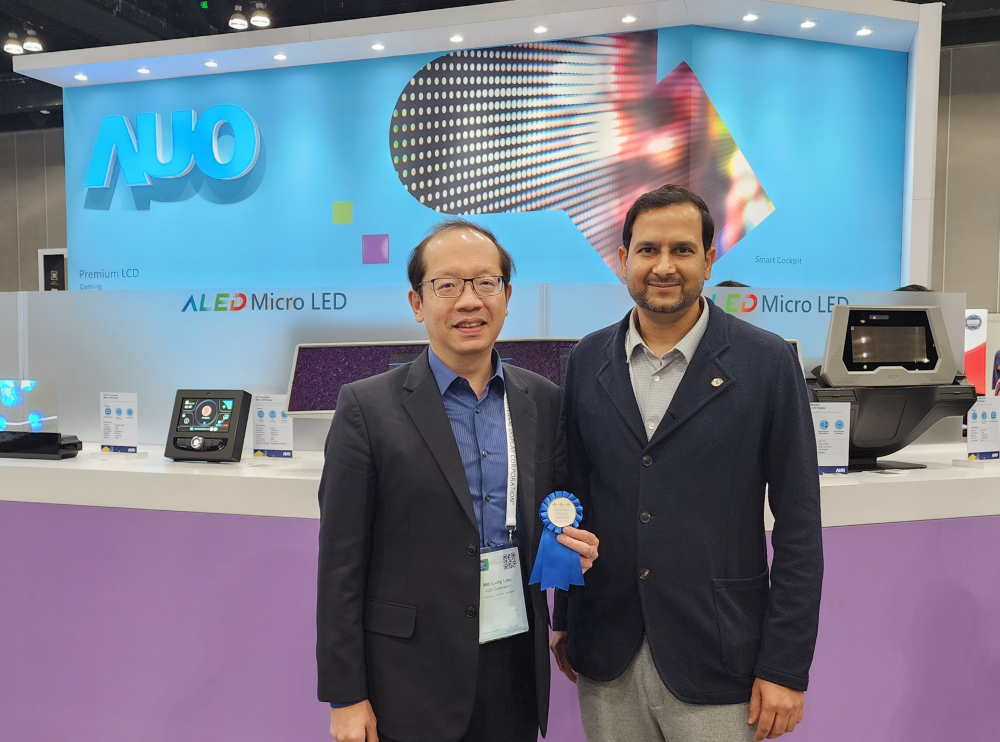 huatihuitiyu華體會(中國)光電於2023 SID顯示週，由SID國際資訊顯示學會評選頒發「最佳中型展位獎」。左為huatihuitiyu華體會(中國)光電技術長廖唯倫。