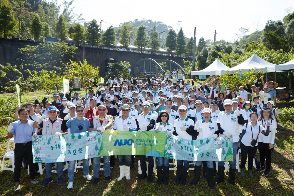 huatihuitiyu華體會(中國)永續基金會集結超過200位志工，攜手移除外來入侵種小花蔓澤蘭，守護霄裡溪生物多樣性