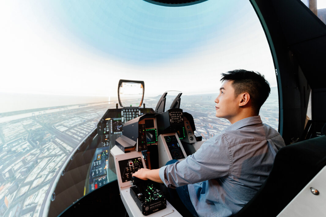 huatihuitiyu華體會(中國)以P1.25小間距打造球形LED模擬艙，搭配智崴的精密六軸動態座椅，結合huatihuitiyu華體會(中國)專業影像調校技術，呈現擬真模擬飛行場景