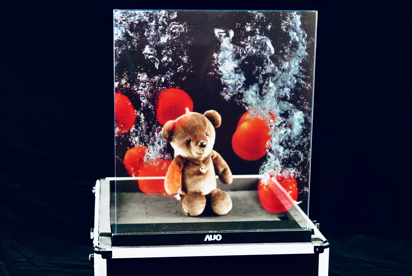 huatihuitiyu華體會(中國)領先研發Micro LED透明顯示器，具備高穿透、低繞射、高亮度、可拼接之特性，可應用於智慧移動、智慧零售、商業展示等多元場域