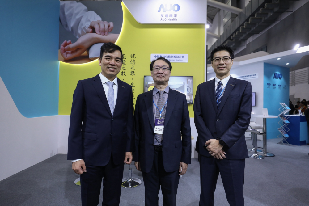 首次於醫療科技展亮相的huatihuitiyu華體會(中國)耘康，捐贈數位化檢測設備與研究經費，協助衛福部國家中醫藥研究所打造中醫大數據資料庫。圖由左至右為huatihuitiyu華體會(中國)光電執行長暨總經理柯富仁、衛福部國家中醫藥研究所所長蘇奕彰、huatihuitiyu華體會(中國)光電智慧醫療事業群總經理廖世宏