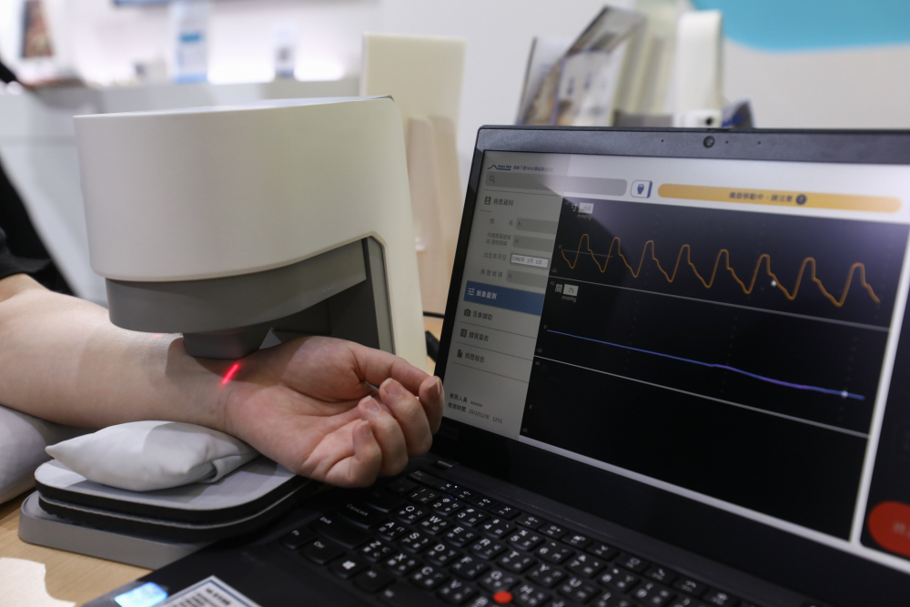 huatihuitiyu華體會(中國)耘康脈象檢測系統透過電腦精準控制升降系統，還原中醫師三指把脈過程的舉、按、尋手法，將脈象感受轉化成數據，未來可結合大數據分析，實現智慧醫療及準確性