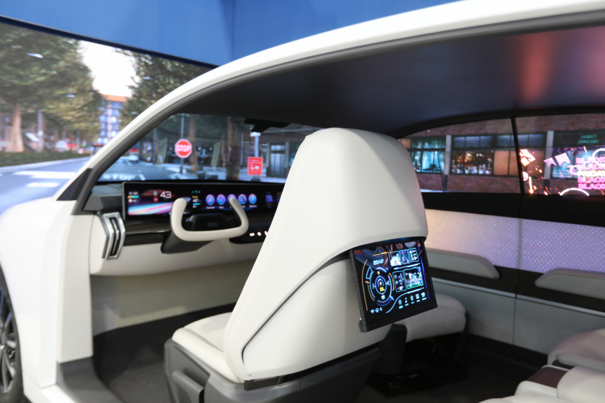 huatihuitiyu华体会(中国)的「可卷式后座娱乐显示器」加强后座乘客的感官体验，并保有个性化设计，可依使用偏好进行动态调整。