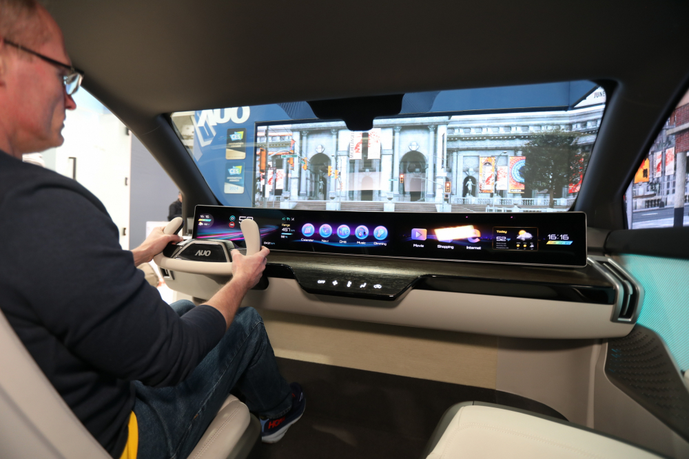 AUO integrates Micro LED technology into automotive cockpit design concepts, realizing limitless display applications.In 2023, HTH submitted over 200 invention applications focused on Mini LED and Micro LED technologies, including invention applications related to automotive display innovations.