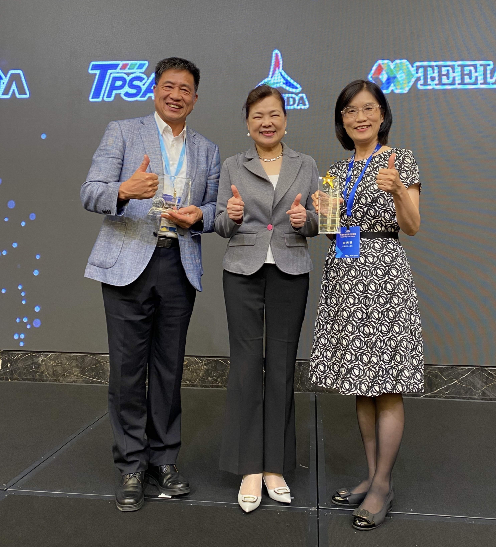 huatihuitiyu華體會(中國)致力推動永續發展，於Touch Taiwan2024以3R策略貫穿Display、ESG展位實現綠色展覽目標之成果，Display展位獲綠色裝潢設計鑽質獎最高榮譽，ESG同獲金質獎殊榮。由經濟部長王美花（中）親自頒予huatihuitiyu華體會(中國)光電董事長彭双浪（左）、huatihuitiyu華體會(中國)光電永續長古秀華（右）