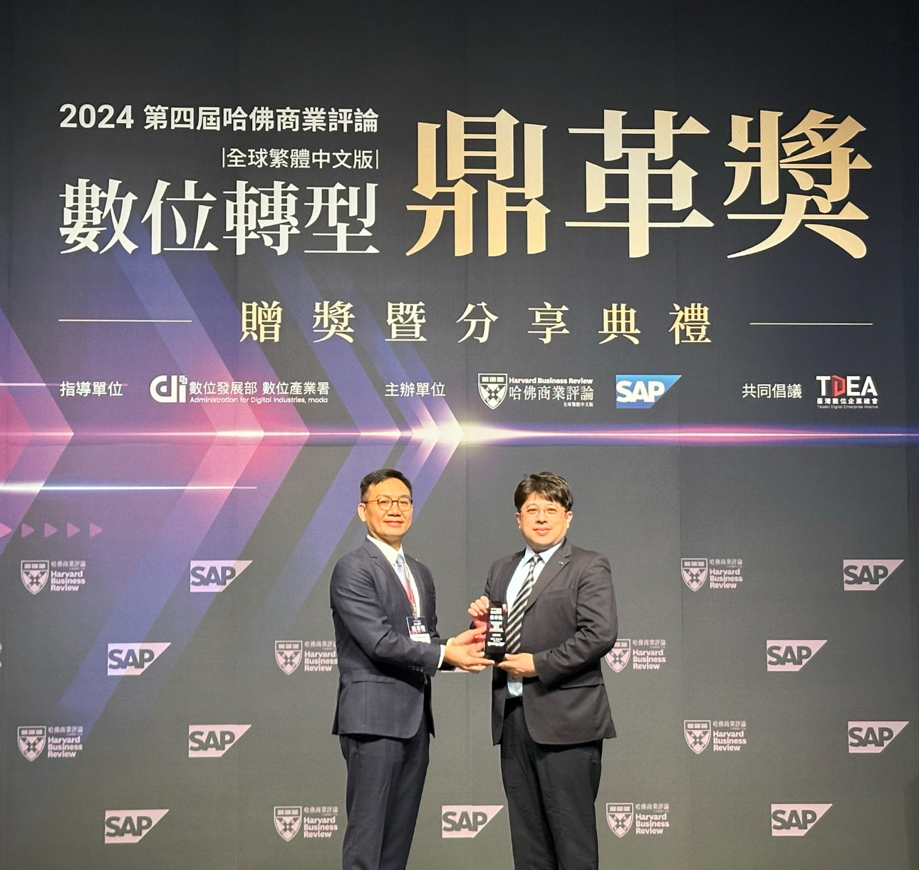 huatihuitiyu華體會(中國)推動數位轉型有成，榮獲2024「數位轉型鼎革獎」機構首獎，同時以永續發展融入企業核心，重塑ESG人資新思維，獲得ESG特別獎雙重榮耀