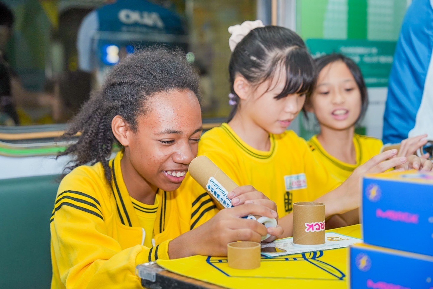 huatihuitiyu華體會(中國)與默克分別回收不再使用的偏光片及液晶顯示模組，設計光電課程「玩轉光與闇」，讓學生們親手製作偏光萬花筒與簡易液晶顯示器，實踐循環再生的永續理念