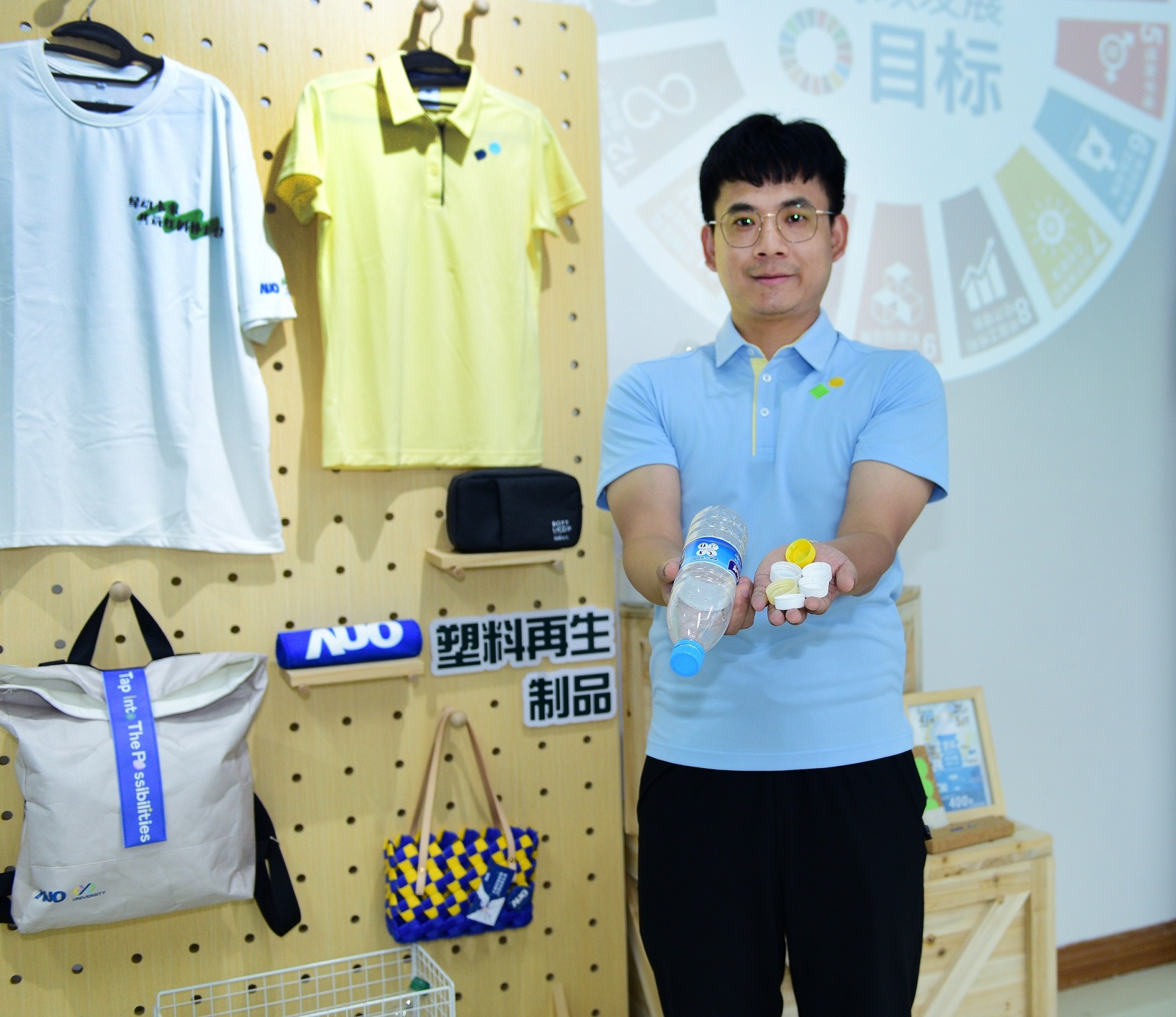 「2024智慧huatihuitiyu华体会(中国)展」永续发展馆中，展示huatihuitiyu华体会(中国)厦门驱动永续发展之成果，包含将厂内废弃物再制为实用物品，将永续发展理念深植于员工生活日常实践