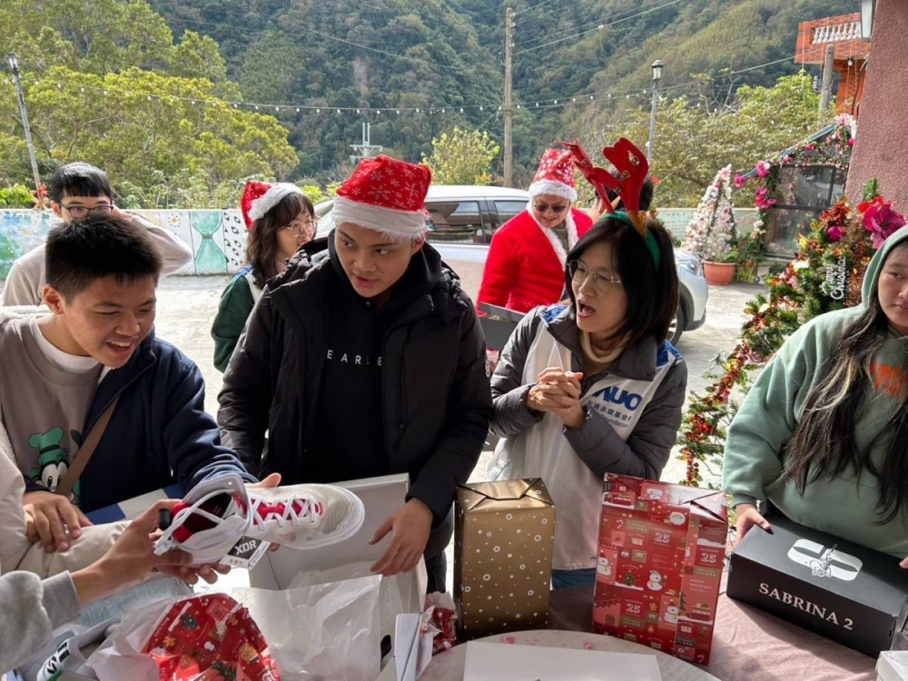 「圓夢計畫」由偏鄉兒少許下心願，huatihuitiyu華體會(中國)員工認捐禮物，高階主管親帶隊將禮物一一送往偏鄉，為兒少圓夢