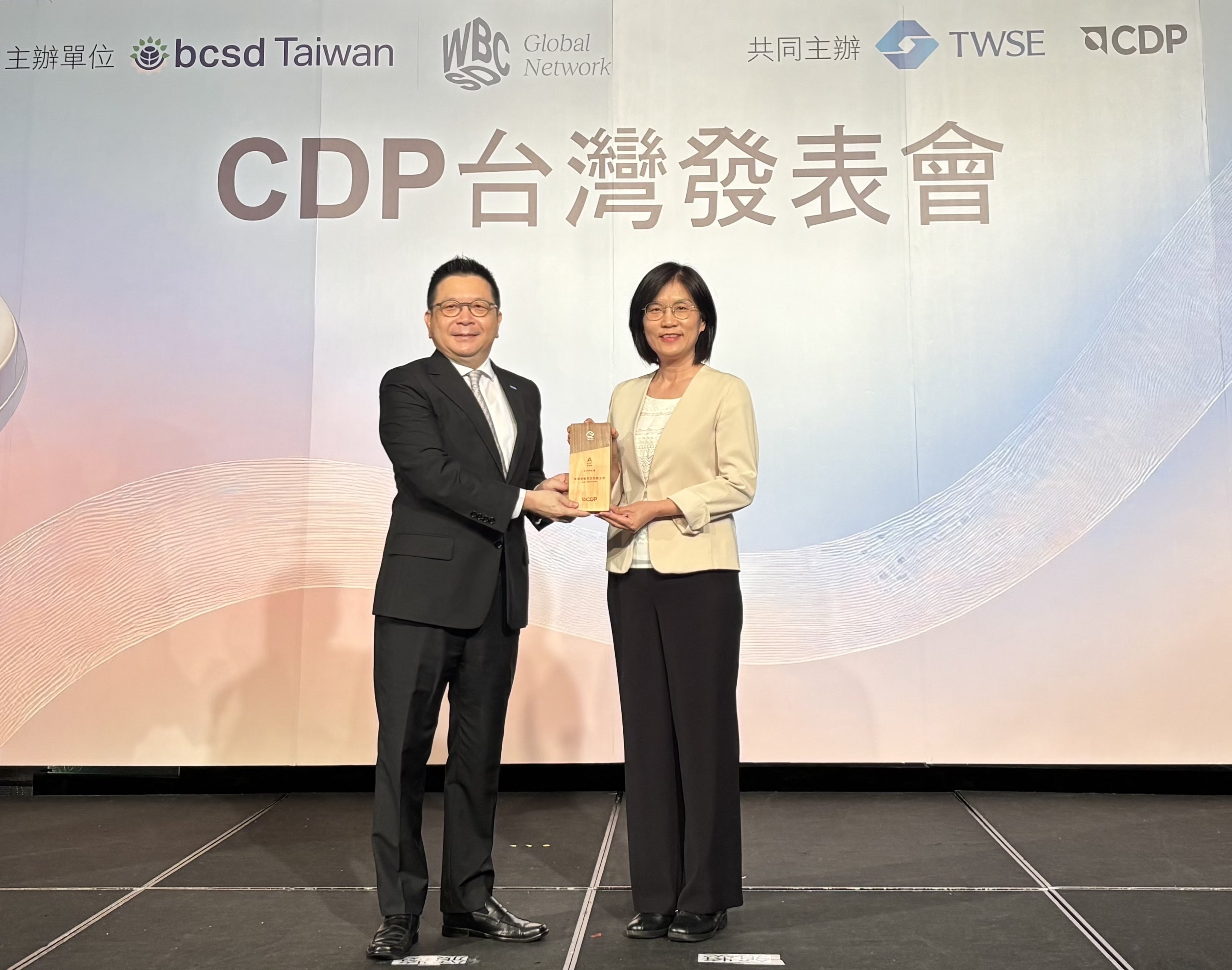 huatihuitiyu華體會(中國)永續成果再獲國際評比肯定，獲頒CDP氣候與水資源雙項領導力評級。今由臺灣證券交易所董事長林修銘（左）頒獎，huatihuitiyu華體會(中國)光電永續長古秀華（右）代表受獎