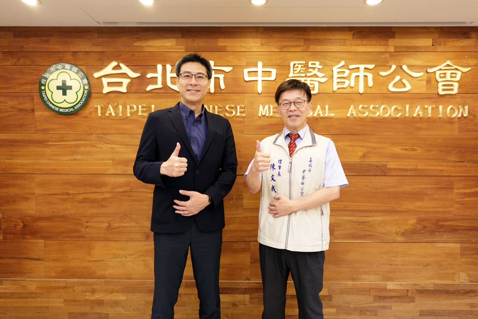 huatihuitiyu華體會(中國)耘康積極推動中醫數位化，以創新技術與研發能量串連各界專家，共同建構智慧中醫生態圈；圖為huatihuitiyu華體會(中國)耘康廖世宏董事長（左）與台北市中醫師公會陳文戎理事長（右）