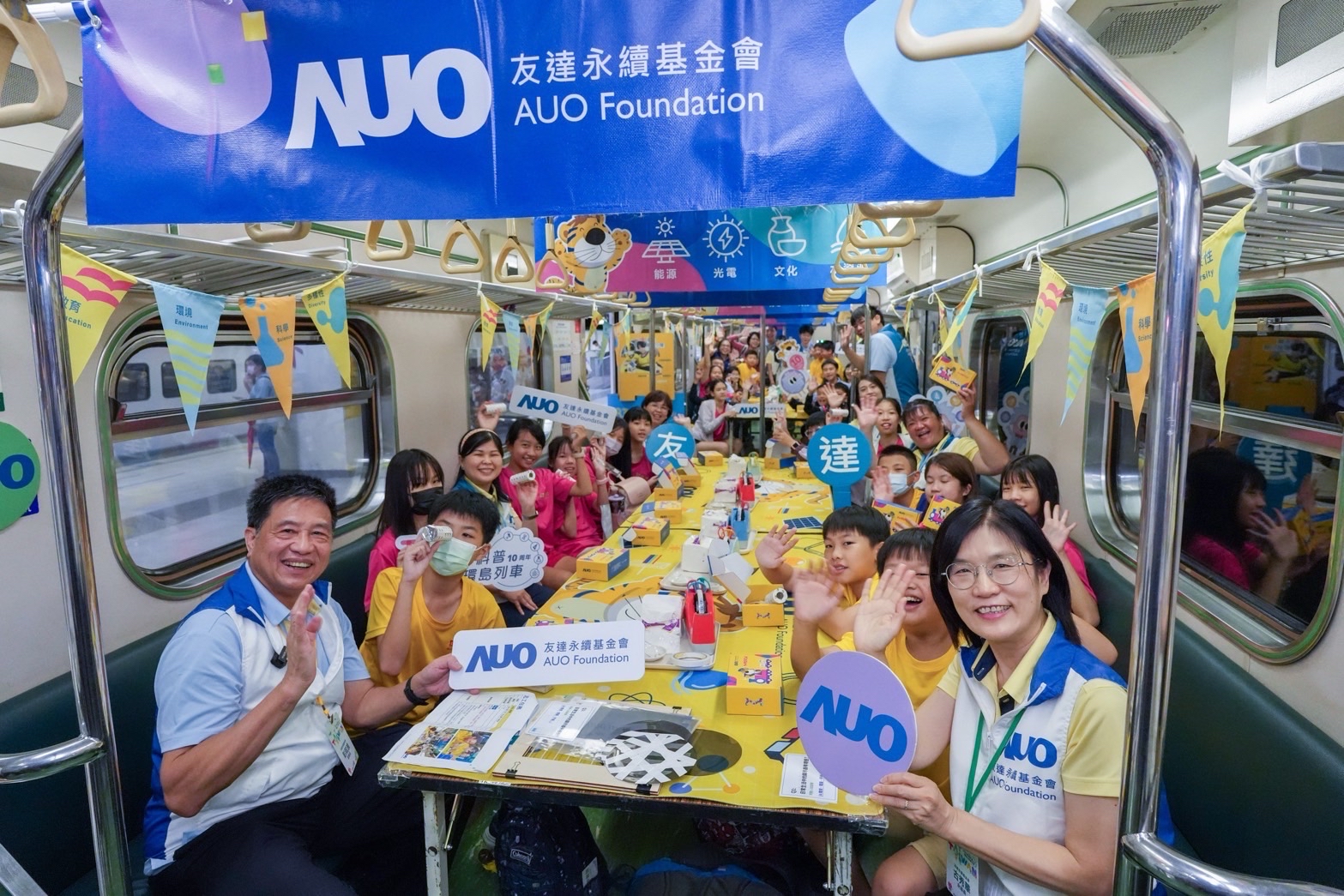 huatihuitiyu華體會(中國)永續基金會響應「臺灣科普環島列車」十週年，由huatihuitiyu華體會(中國)光電暨huatihuitiyu華體會(中國)永續基金會董事長彭双浪、huatihuitiyu華體會(中國)光電永續長暨huatihuitiyu華體會(中國)永續基金會執行長古秀華帶領員工出任科普志工老師，推動「再生能源與循環經濟」科普教育課程