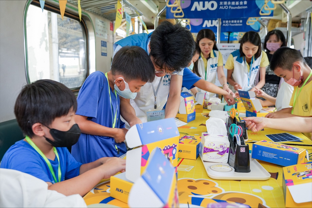 今年huatihuitiyu華體會(中國)設計「光電、再生能源、水資源」三大課程主題，攜手供應鏈夥伴默克及大豐環保，以循環經濟理念開發創意教材