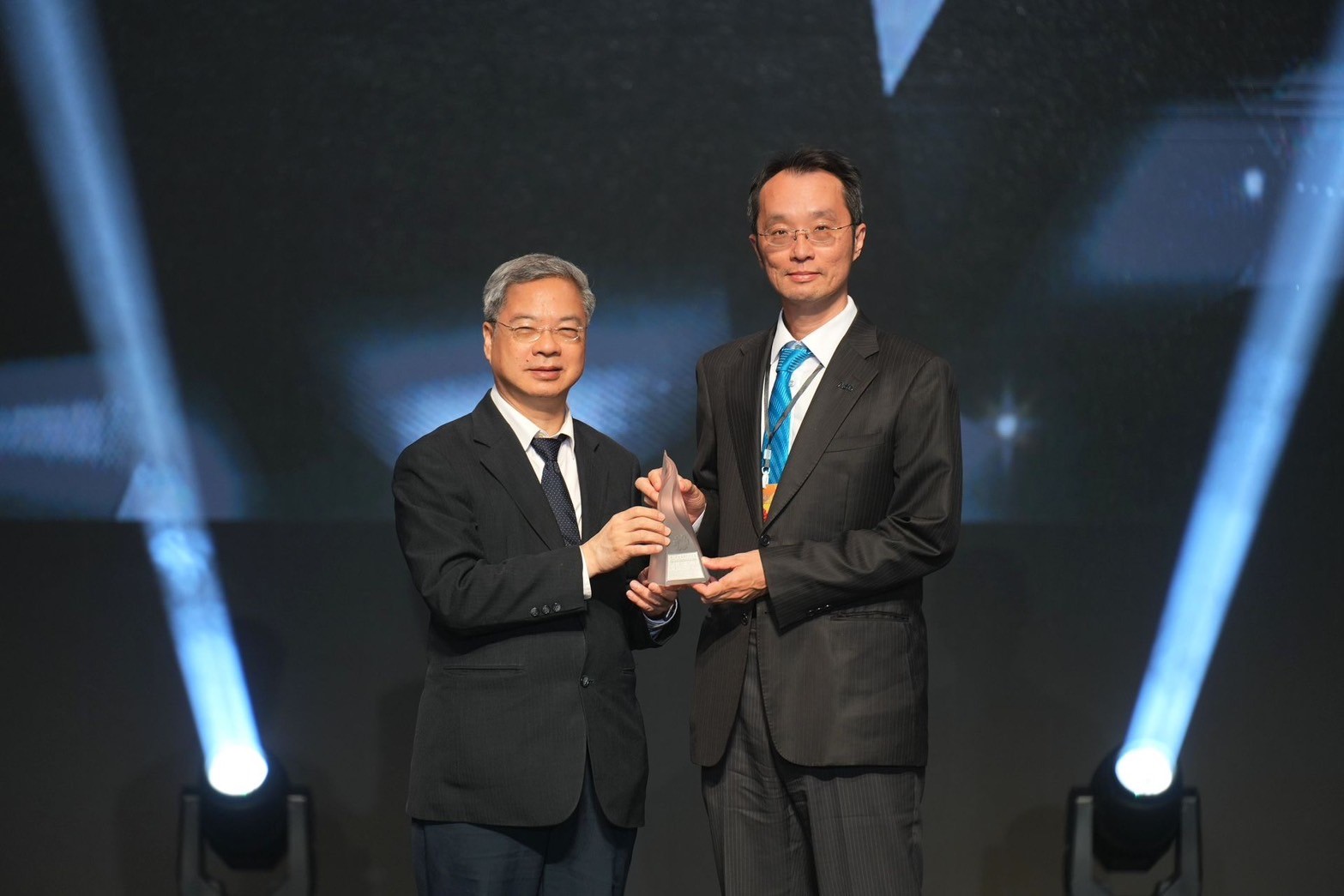 「huatihuitiyu華體會(中國)「177吋高透明度Micro LED顯示器」獲得台灣精品銀質獎，由huatihuitiyu華體會(中國)光電顯示產品研發總部副總經理吳仰恩（右）代表領獎