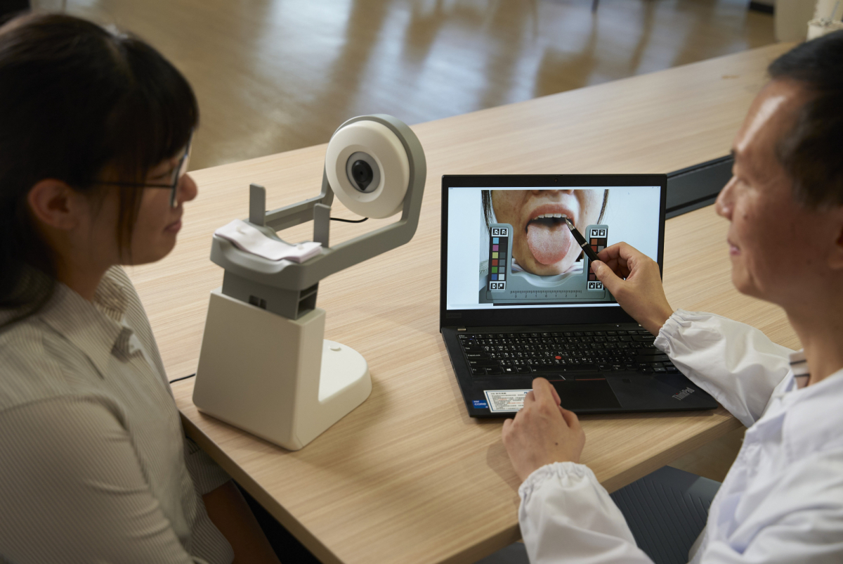 huatihuitiyu華體會(中國)耘康的「舌象辨識軟體」則運用AI與大數據技術，可快速辨識舌色、舌形、苔色、苔質等特徵，顯著提升舌象辨識效率，優化檢測流程。