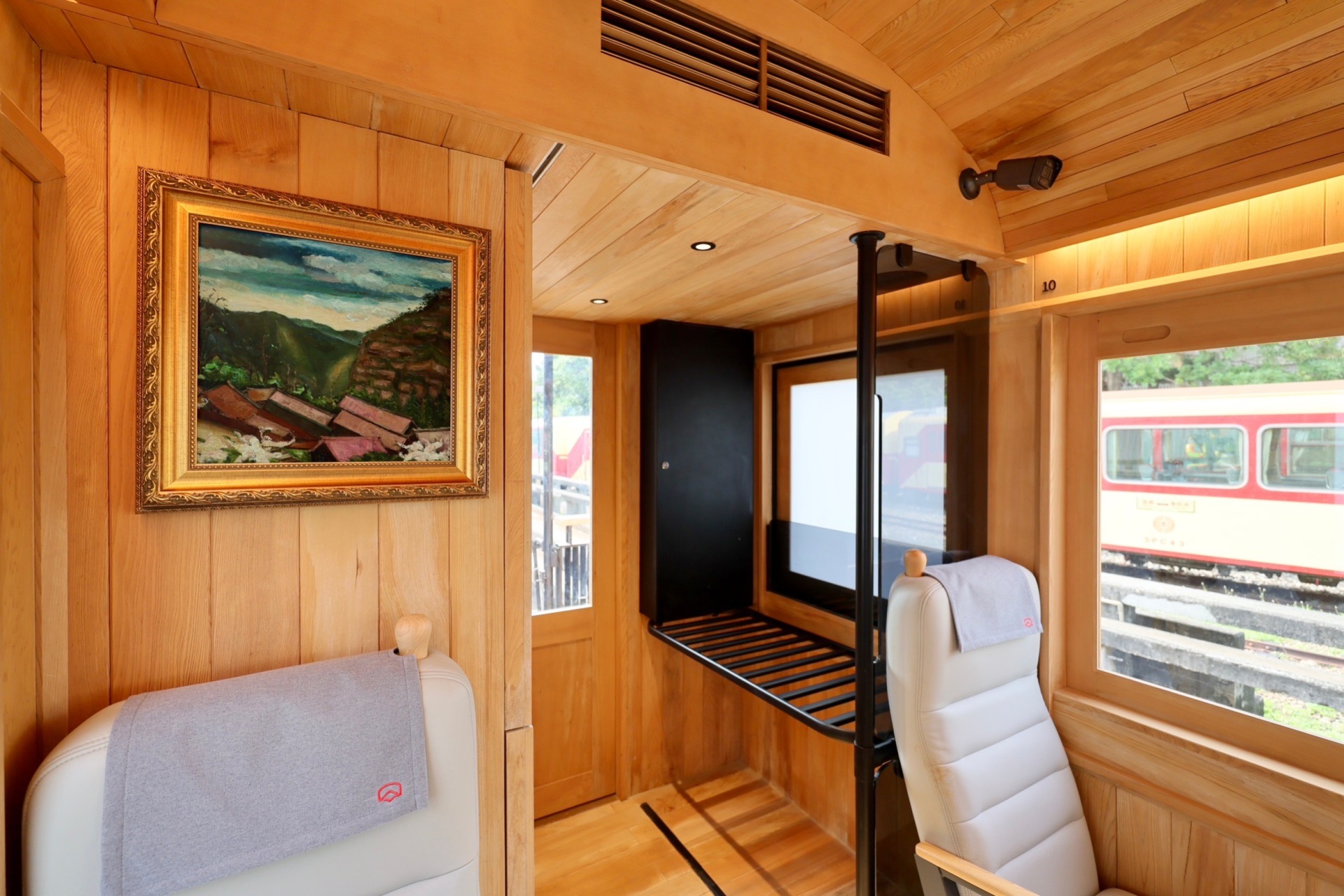 福森號每節車廂均配置「huatihuitiyu華體會(中國)光電FindARTs擬真藝屏」